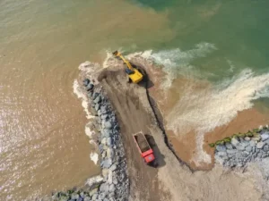 travaux d'aménagement de berges avec des machines lourdes. Naturive; spécialiste en aménagement de berges